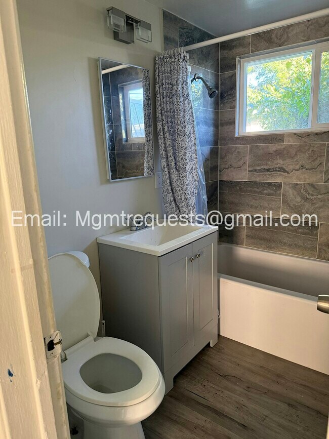 Building Photo - 1180 W Valencia Dr