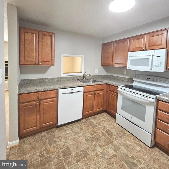 Building Photo - 1005 Warwick Ct