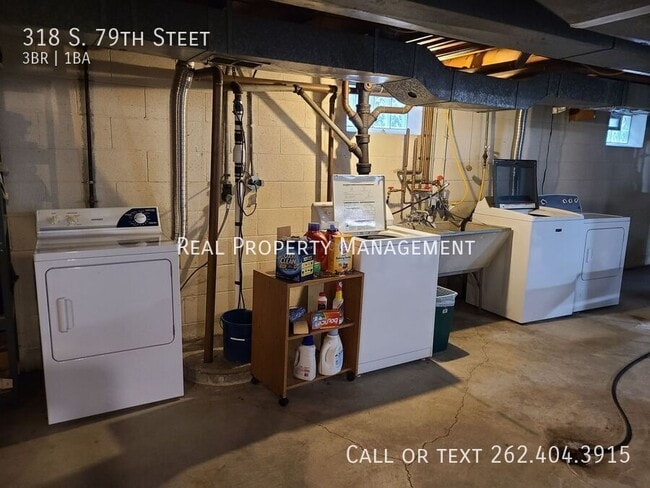 Building Photo - 318 S 79th St