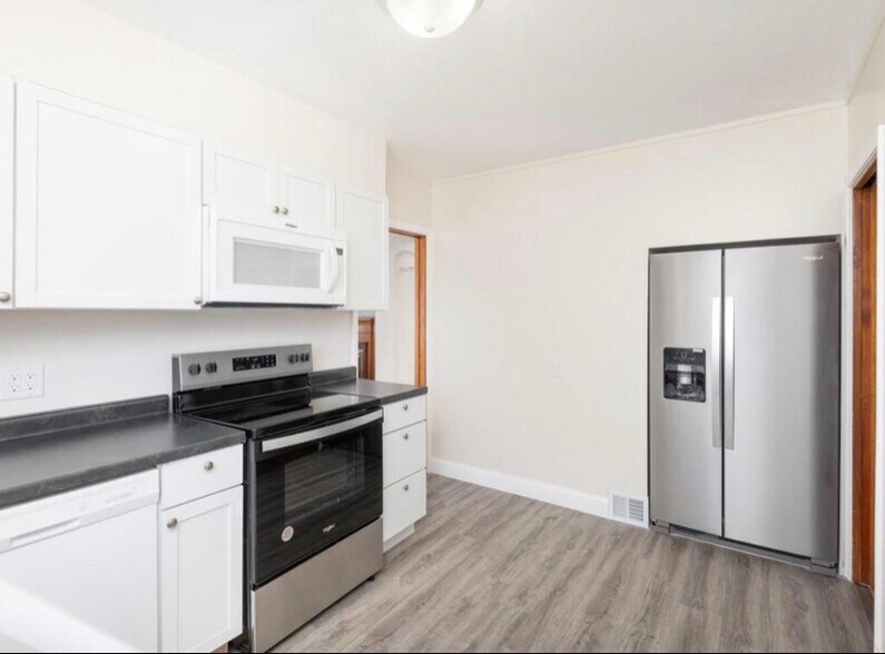 Building Photo - 884 Hyacinth Ave E