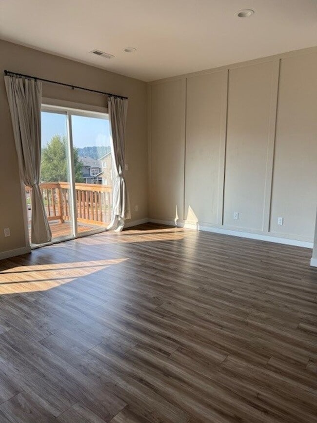 Building Photo - $500 OFF!! Newer South Salem Townhome - 2 ...
