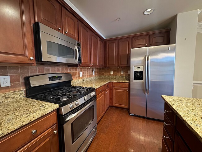 Building Photo - Fantastic 2 Bed 2.5 Bath Interior Townhome...