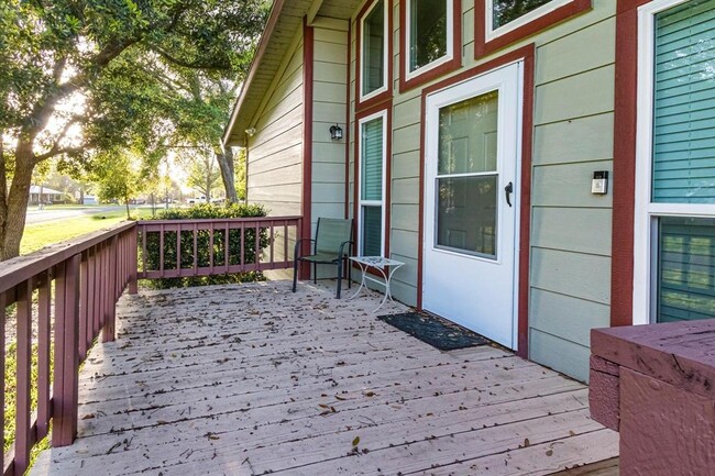 Building Photo - 883 Commodore Dr