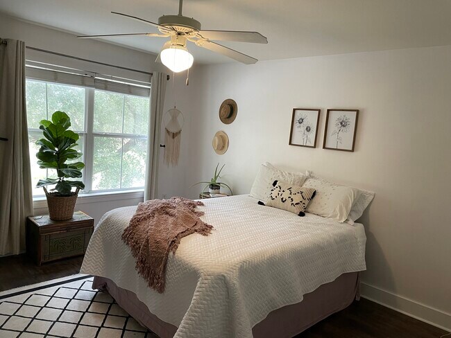 Master bedroom - 423 Twin Lakes Ln