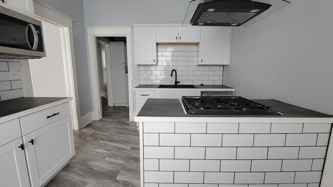 Building Photo - Charming renovated avenues apartment