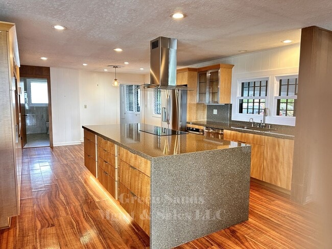 Building Photo - Kaumana Terrace Home
