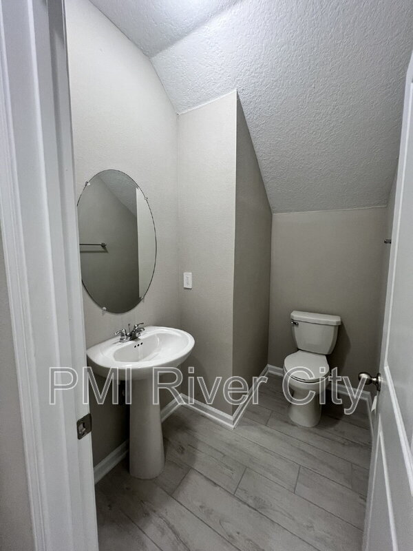 Building Photo - 125 Farmfield Dr