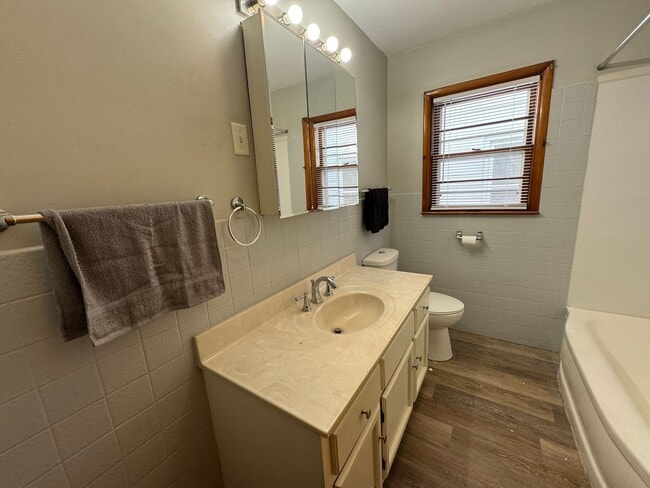Building Photo - Home Sweet Hardwood: Charming 2 Bed/1 Bath...