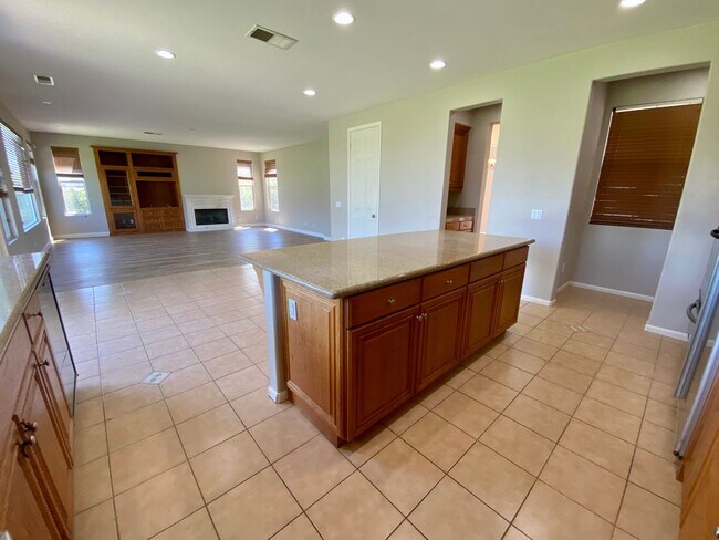 Building Photo - Executive 5 BR Home With Pool RV Parking H...