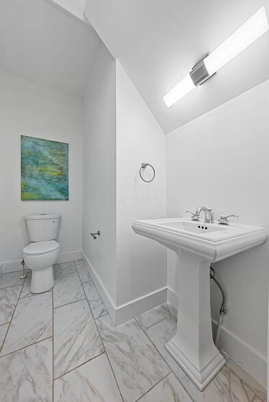 Building Photo - 854 Summit St