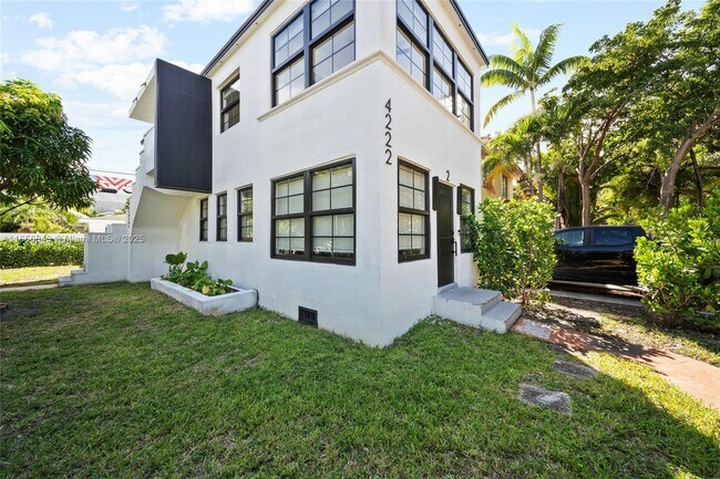Building Photo - 4222 NE 1st Ave
