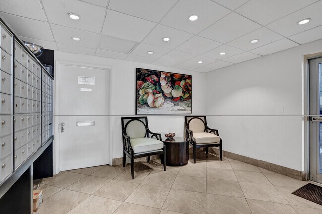 Building Photo - 1051 Hillsboro Mile