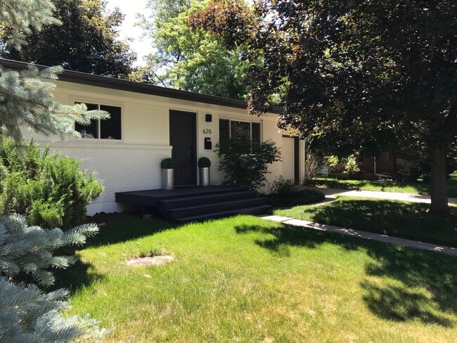 Primary Photo - 4 Bed 2 Bath Home in South Boulder!