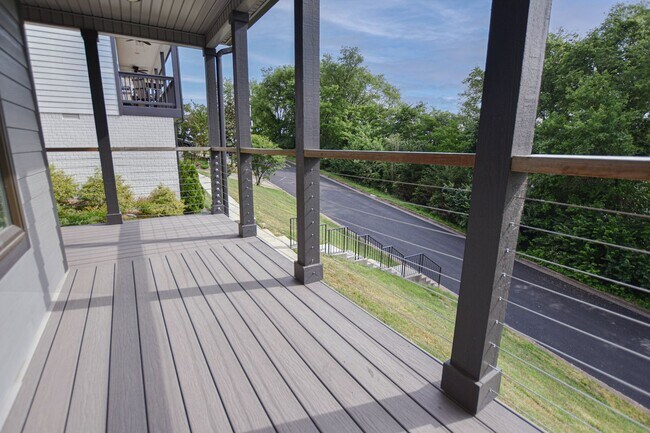 Building Photo - Modern Three Bedroom!