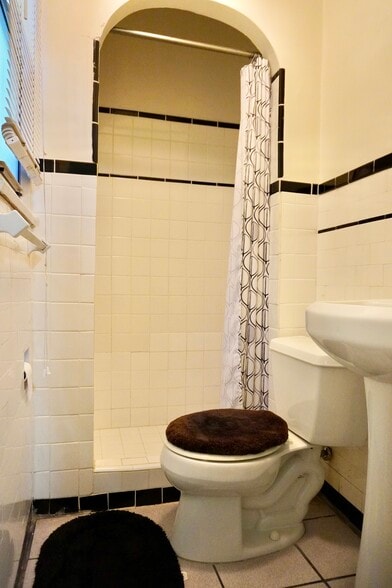 Building Photo - 1224 S Longwood Ave