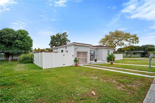 Building Photo - 16101 NE 11th Ave