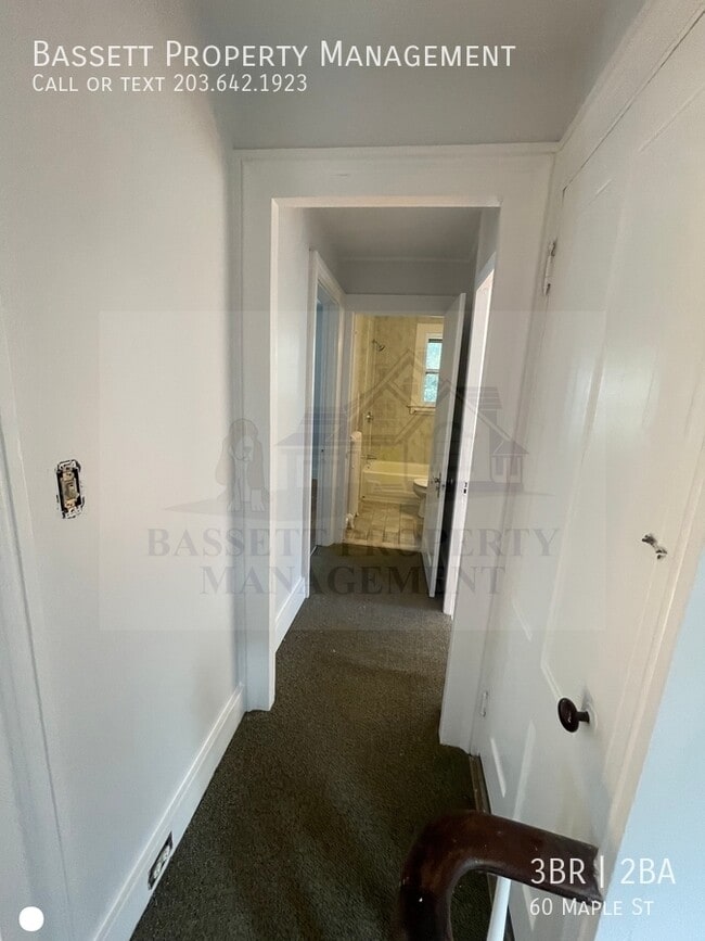 Building Photo - 60 Maple St