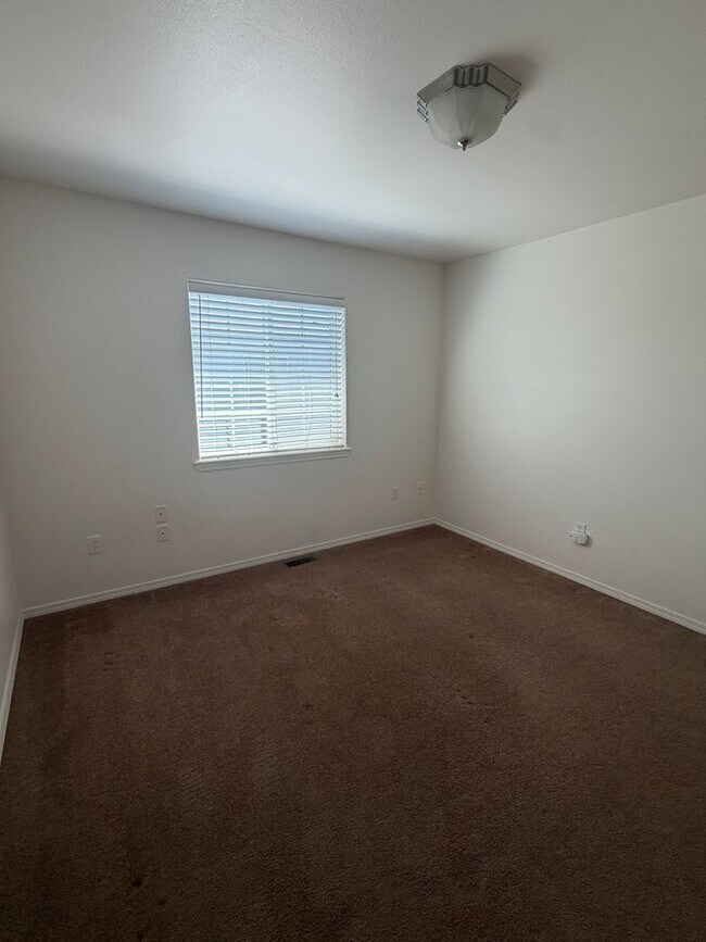 Building Photo - Large Duplex, Pelican Pointe Area