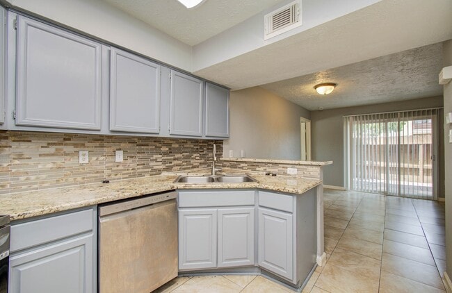 Building Photo - 10555 Turtlewood Ct