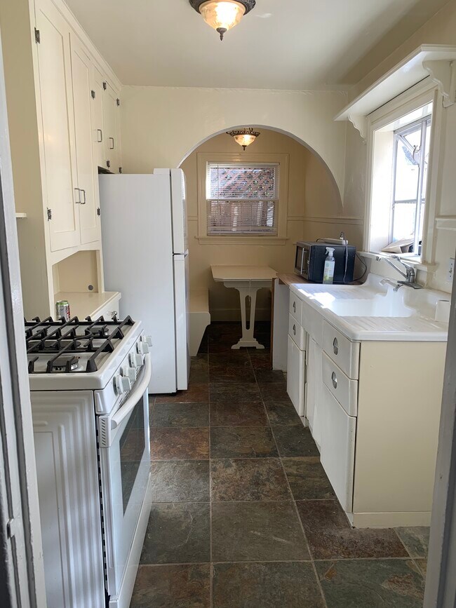 Kitchen w Farmhouse sink & convection range - 3728 E 5th St