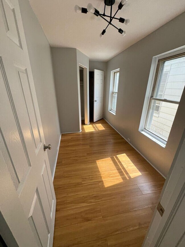 Building Photo - 3 Bedroom 1 bath house