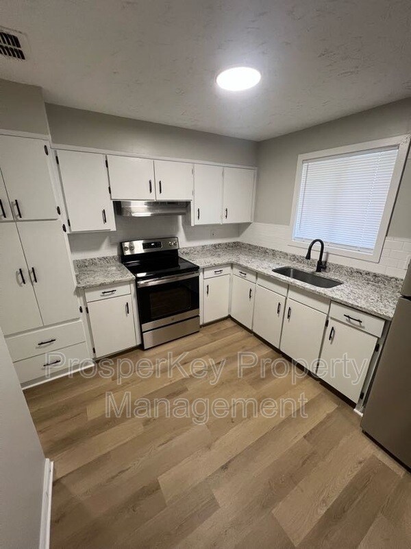 Building Photo - 945 Celia Dr