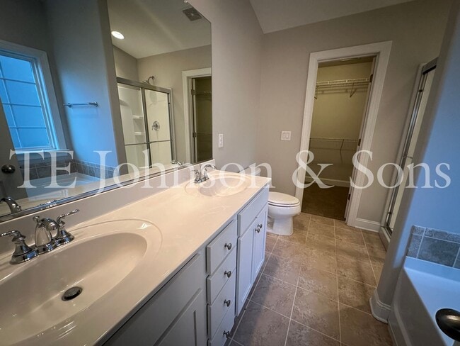Building Photo - Stunning 3 Bedroom 2.5 Bath in Winston Salem