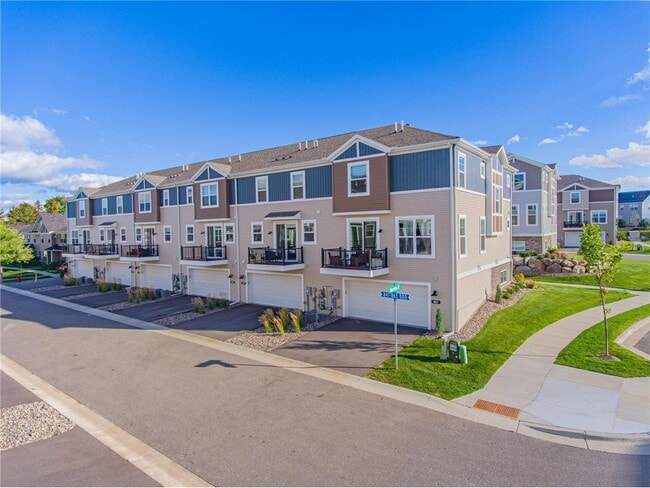 Building Photo - 855 Roselyn Dr