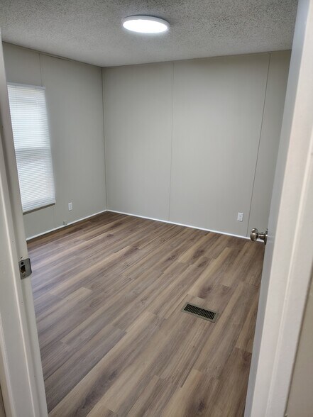 Master bedroom - 13 Ez Ln