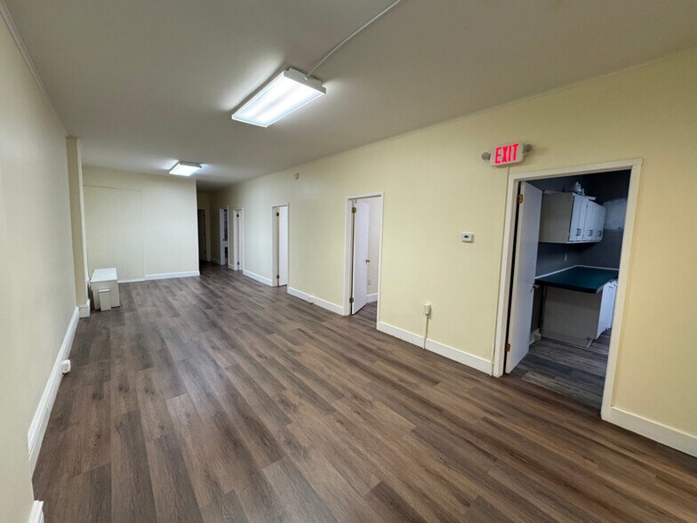 Building Photo - 135 W Market St