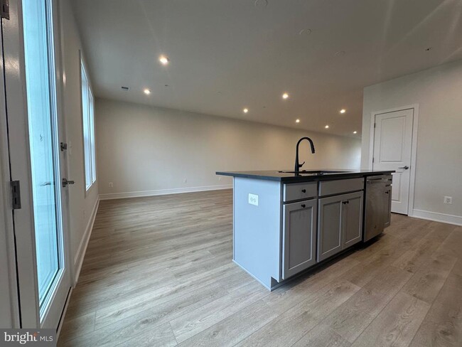 Building Photo - 43324 Farringdon Sq