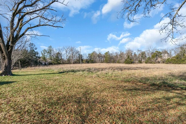 Building Photo - AVAILABLE NOW! 3 BEDROOM 2 BATHROOM HOME O...