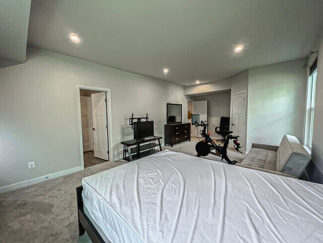 Building Photo - Luxurious 4 Bedroom 3.5 Bathroom End Unit ...