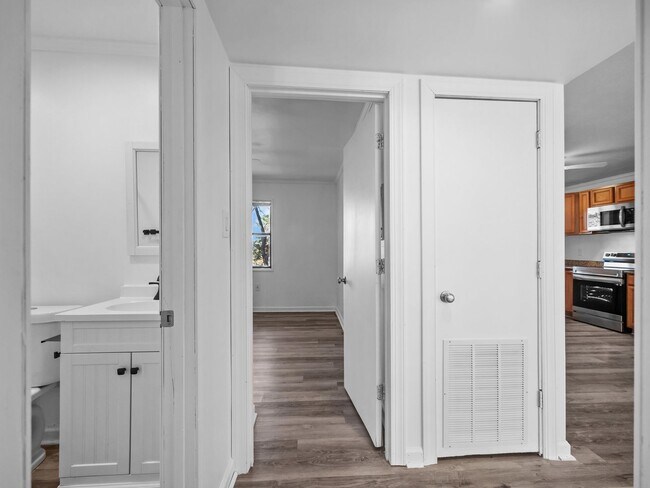 Building Photo - Ravenwood Apartments!!