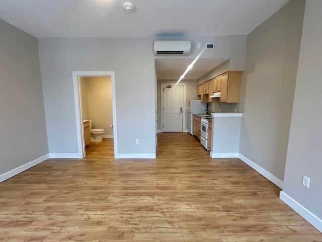 Building Photo - Putnam Winslow– $1,350 – 1 Bathroom Studio, 300 SQ.FT. – UTILITIES INCLUDED, Available 7/15/26