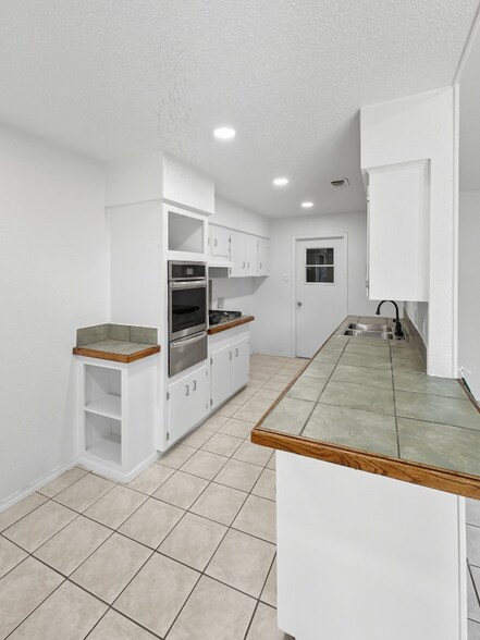 Building Photo - 2120 Vickie Dr