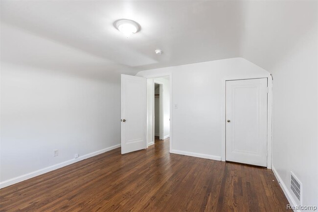 Building Photo - 613 Riverbank St