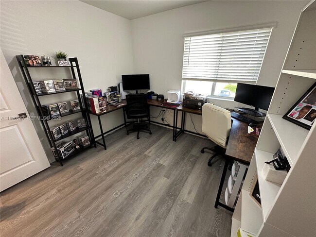 Building Photo - 1030 SE 23rd Terrace