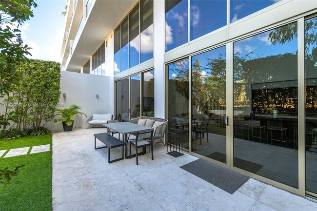 Building Photo - 300 Collins Ave