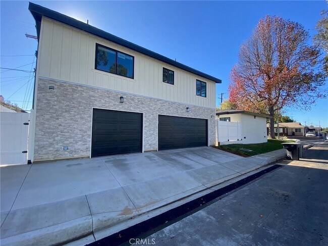 Building Photo - 1204 Kornblum Ave.