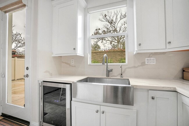 Building Photo - Beautiful executive home in the Eastlake-C...