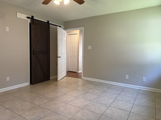 Building Photo - 122 Longleaf Cir