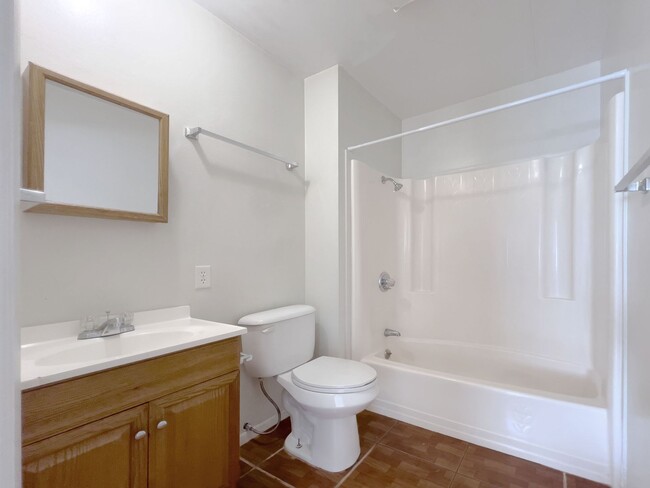 Building Photo - Spacious 3-Bedroom, 2-Bathroom in Winter H...