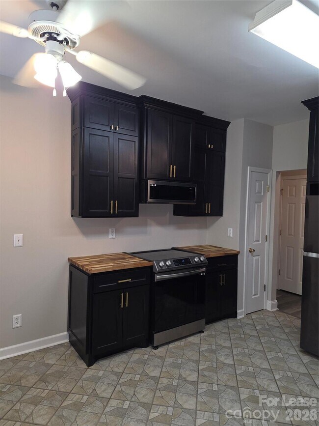 Building Photo - 935 Woodington Ln