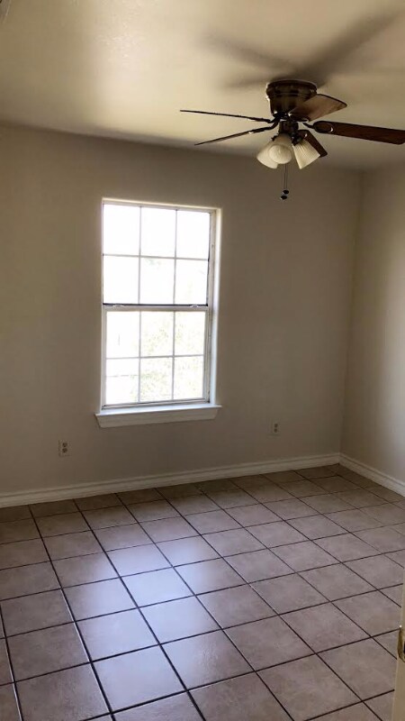 Building Photo - 418 W Plum St