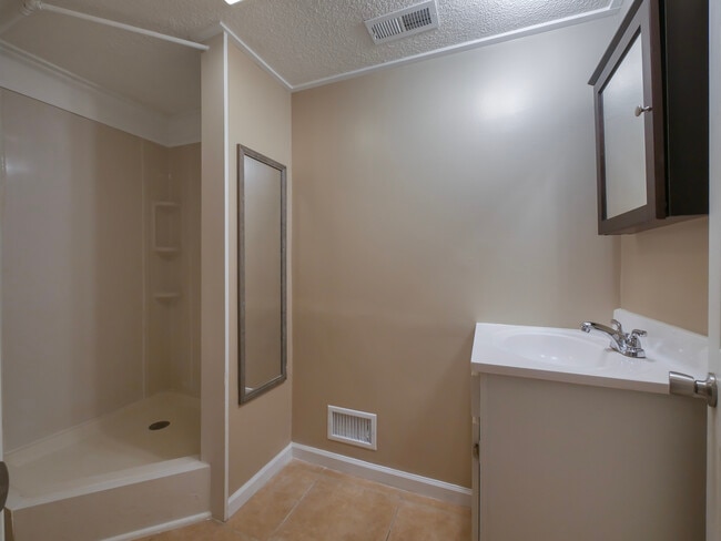 Building Photo - 40 Case Cir