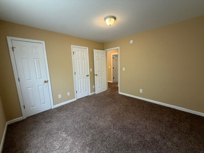 Building Photo - 2 Bedroom 2 Bath Duplex with Garage
