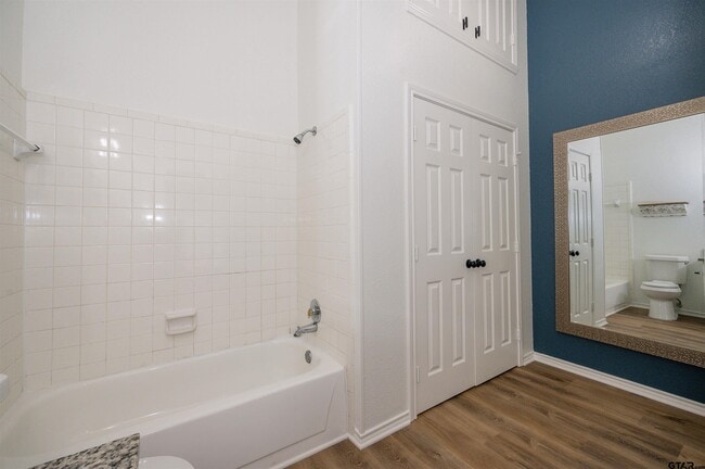 Building Photo - 5819 Hollytree Dr