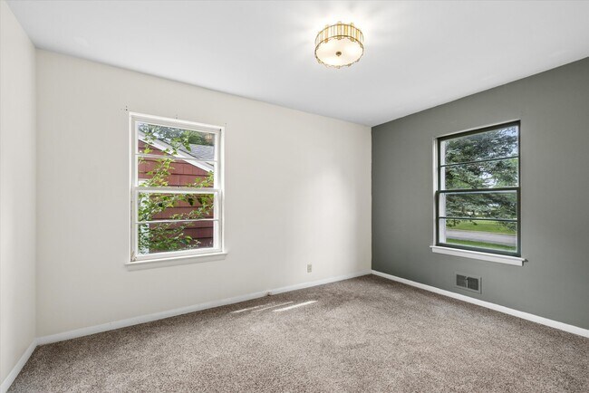 Building Photo - 805 N Mitchell Ave