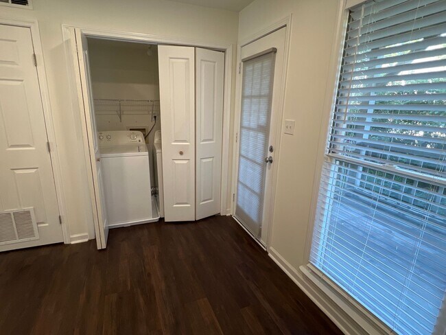 Building Photo - 2 Bedroom Community on the Corner of Baxte...